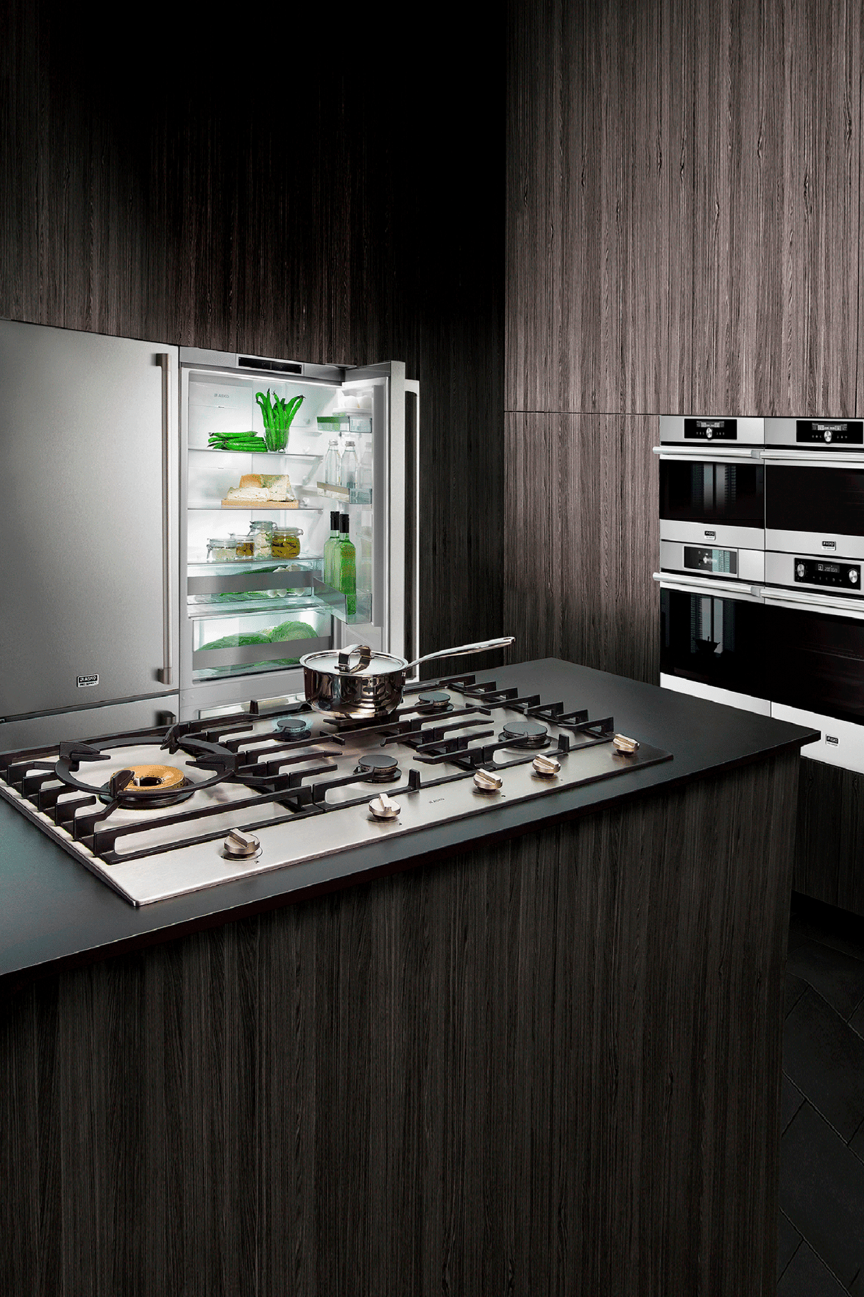 Cocina con equipos ASKO Pro Series en madera oscura